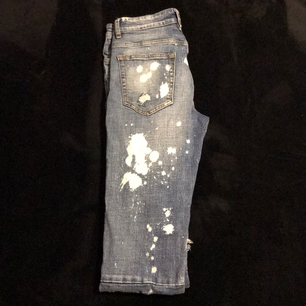 Crisp denim jeans with ankle zipper